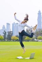 femme avec ordinateur portable dans le parc photo