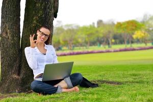 femme avec ordinateur portable dans le parc photo