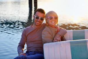 couple amoureux passe un moment romantique sur un bateau photo