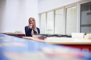 femme d'affaires travaillant sur ordinateur au bureau photo