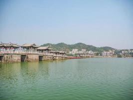 beau paysage du pont guangji l'emblème de la ville de chaozhou en chine.également connu sous le nom de pont xiangzi, est un ancien pont qui traverse la rivière han à l'est de chaozhou photo