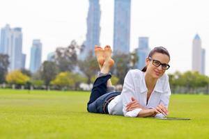 belle jeune femme avec tablette dans le parc photo