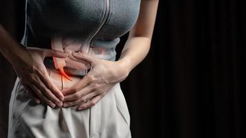 douleur abdominale femme, photo du gros intestin sur le corps de la femme, douleur à l'appendice. notion de soins de santé.