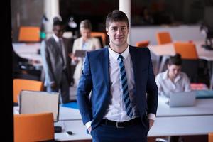 homme d'affaires au bureau photo