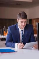 homme d'affaires au bureau photo