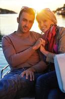 couple amoureux passe un moment romantique sur un bateau photo