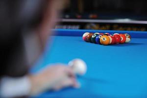 jeune homme joue au jeu de billard pro photo