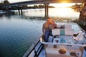 couple amoureux passe un moment romantique sur un bateau photo