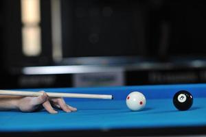 jeune homme joue au jeu de billard pro photo