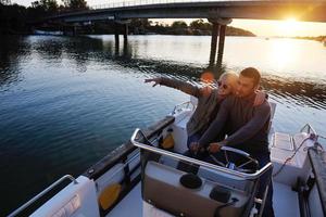 couple amoureux passe un moment romantique sur un bateau photo