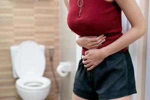 douleur abdominale de la femme, symptôme de diarrhée des maux d'estomac, crampe menstruelle ou intoxication alimentaire. notion de soins de santé. photo