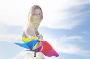 belle mariée en plein air avec jouet moulin à vent coloré photo