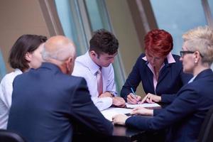 groupe de gens d'affaires signe un contrat photo