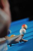 jeune homme joue au jeu de billard pro photo