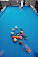 jeune homme joue au jeu de billard pro photo