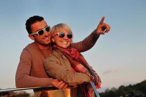 couple amoureux passe un moment romantique sur un bateau photo