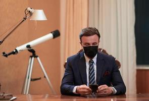 homme d'affaires portant un masque de protection au bureau photo