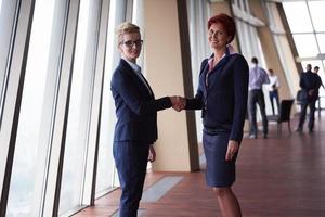 les femmes d'affaires font un accord et une poignée de main photo