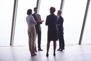 groupe de gens d'affaires en réunion au bureau moderne et lumineux photo