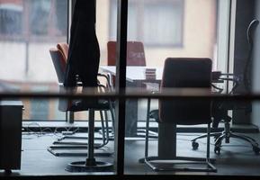 bureau vide avec des ordinateurs modernes photo