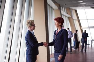 les femmes d'affaires font un accord et une poignée de main photo