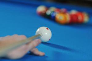 jeune homme joue au jeu de billard pro photo