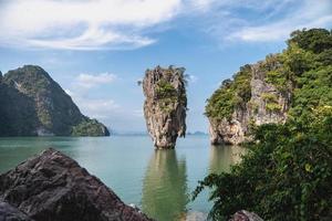 île de james bond dans la baie de phang nga, thaïlande photo