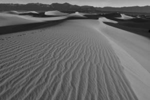 dunes de sable et montagnes dans un paysage désertique