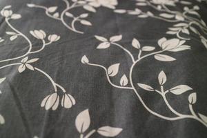 tissu noir avec des images de plantes et de fleurs photo