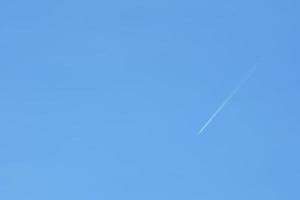 un avion de passagers laisse une marque au-dessus du ciel bleu et le début de la compagnie aérienne après l'empoisonnement de kovic photo