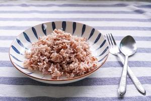 le riz riceberry dans un plat blanc est un riz sain et riche en vitamines