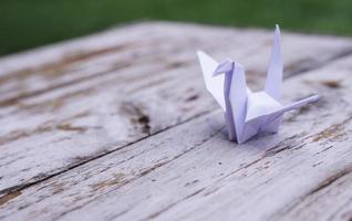 l'oiseau origami est considéré comme un oiseau sacré et un symbole de longévité, d'espoir, de chance et de paix. photo