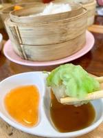 vue de dessus dim sum et zone de saisie de texte, la cuisine chinoise dim sum en bambou cuit à la vapeur est populaire dans le monde entier. photo