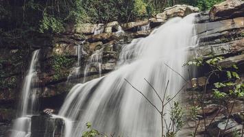 la cascade dans la grande forêt est très belle et moins connue et dangereuse pendant la saison des pluies. photo