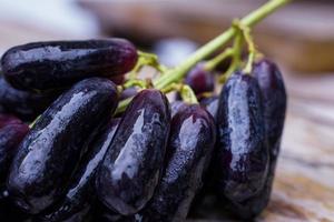 raisins de sorcière, gouttes de lune, raisins ou saphirs doux cueillis dans le jardin frais et neufs. c'est un raisin sans pépins qui est doux et délicieux. photo