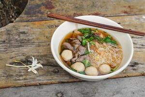 La soupe thaïlandaise aux nouilles au bœuf contient de la viande fraîche, du bœuf cuit et des boulettes de viande. C'est un aliment délicieux et très populaire. photo