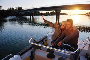 couple amoureux passe un moment romantique sur un bateau photo