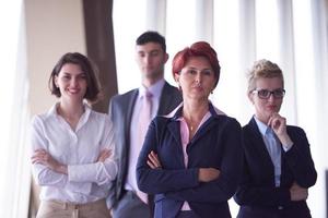 groupe de gens d'affaires divers avec une femme aux cheveux roux devant photo