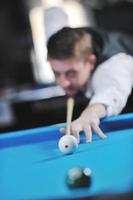 jeune homme joue au jeu de billard pro photo