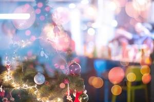 décoration de sapin de noël lors d'une fête de bureau photo