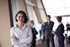 groupe de gens d'affaires, femme devant en tant que chef d'équipe photo