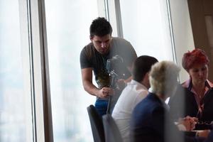 groupe de gens d'affaires en réunion au bureau moderne et lumineux photo