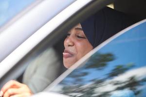 femme arabe voyageant en voiture photo