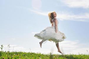 belle mariée en plein air photo