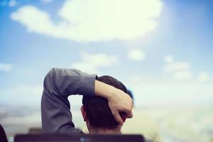 jeune homme rêvant de nuages sur présentation photo