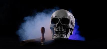crâne humain halloween sur une vieille table en bois sur fond noir. forme d'os du crâne pour la tête de mort sur le festival d'halloween qui montre l'esprit fantôme de l'interitance de la lettre lastwill, copiez l'espace