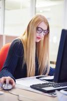 femme d'affaires travaillant sur ordinateur au bureau photo