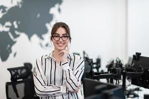 portrait d'une femme d'affaires en vêtements décontractés avec des lunettes à l'intérieur d'un bureau à aire ouverte de démarrage moderne. mise au point sélective photo
