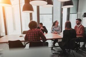 équipe performante. groupe de jeunes hommes d'affaires multiethniques travaillant et communiquant ensemble dans un bureau créatif. mise au point sélective photo