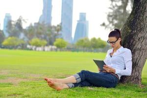 belle jeune femme avec tablette dans le parc photo